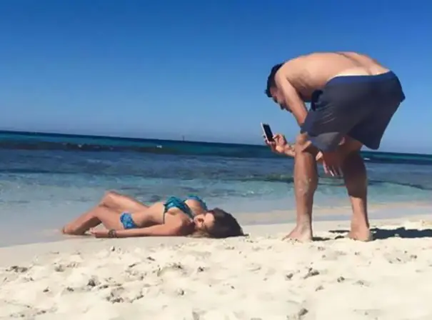 Novios “obligados” a tomarle fotos perfectas a sus novias