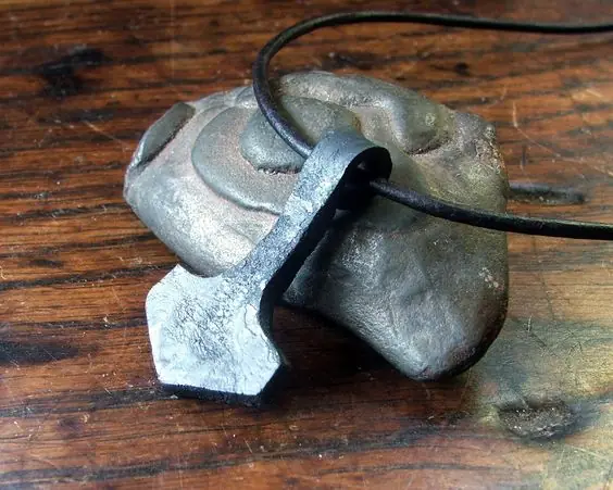 Forje un collar del mjolnir (martillo thor) y te lo muestro