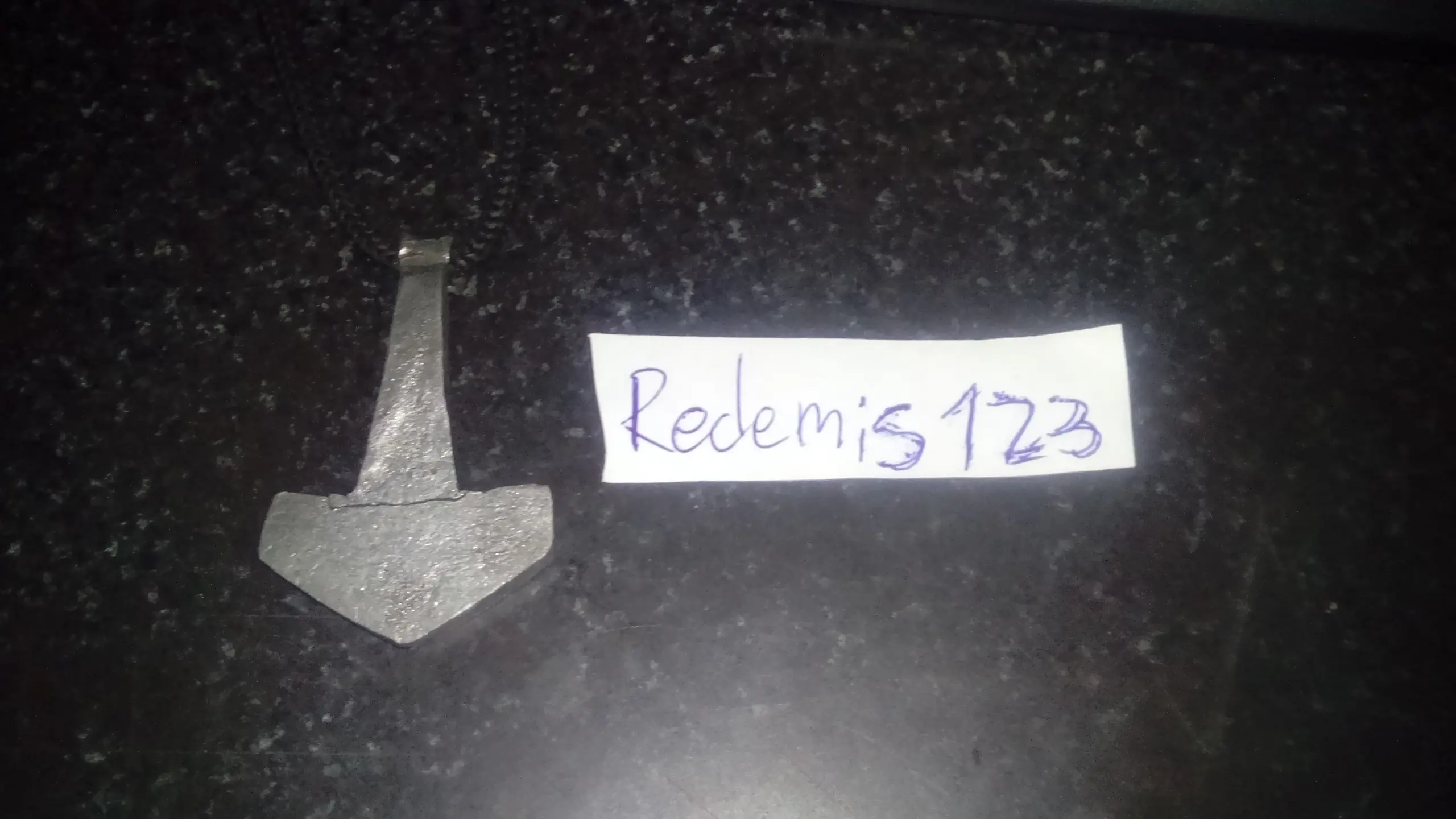 Forje un collar del mjolnir (martillo thor) y te lo muestro