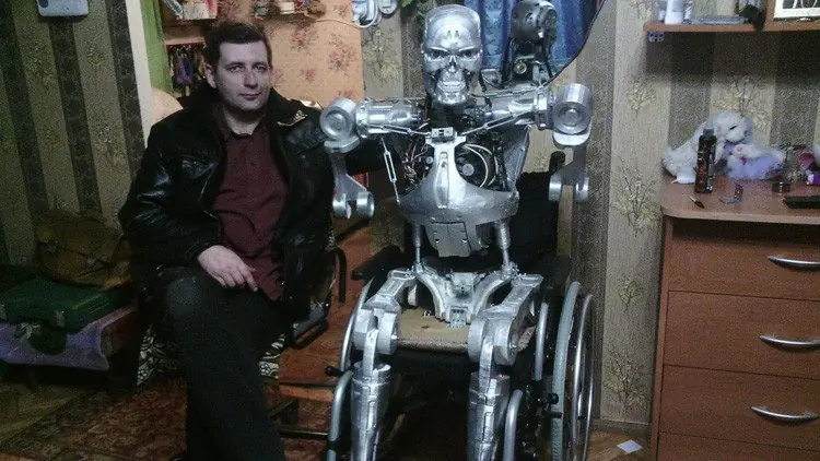 Ruso crea una replica de un T-800 que habla y reconoce caras