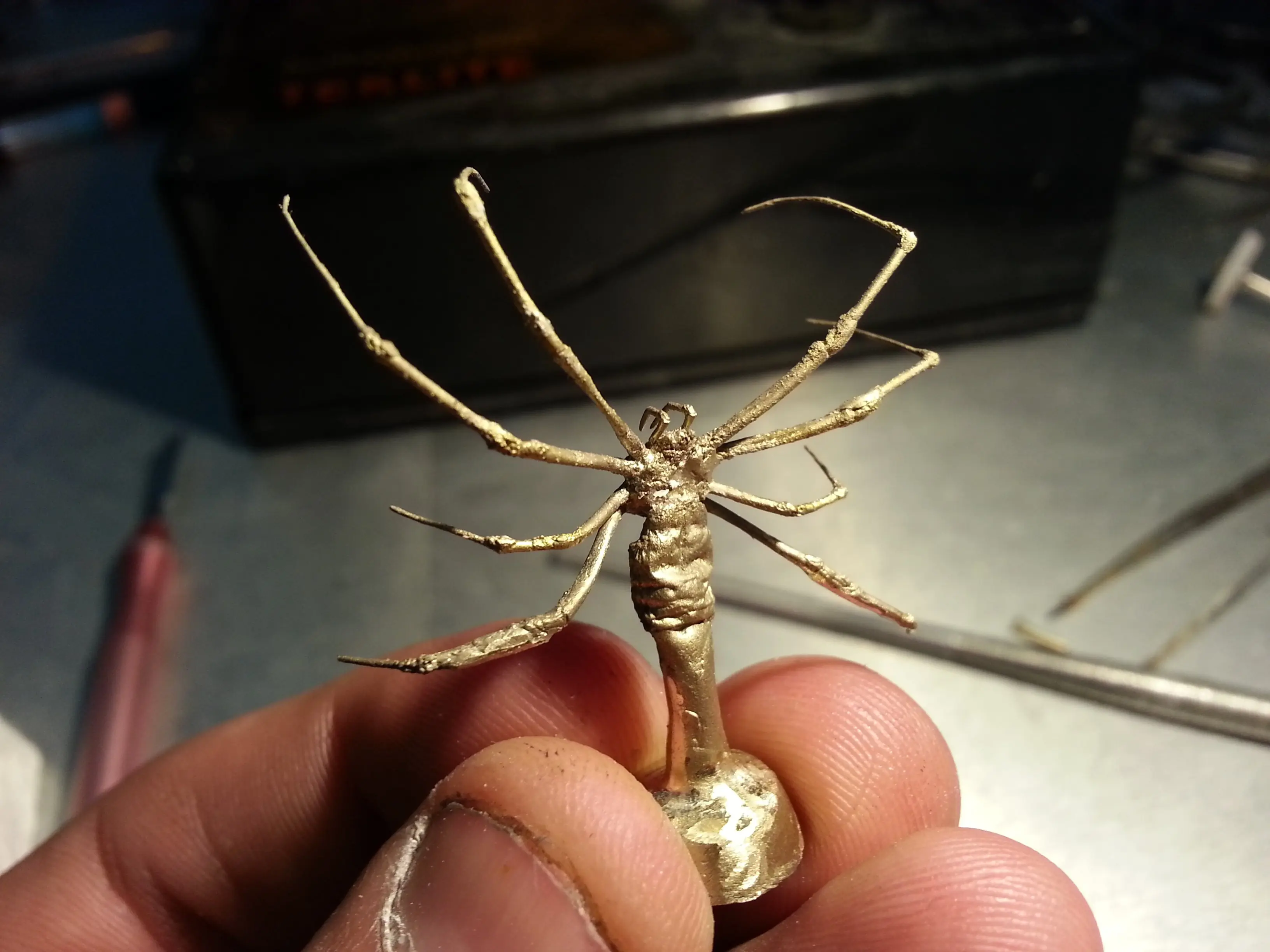 Murió mi araña y la hice de metal.