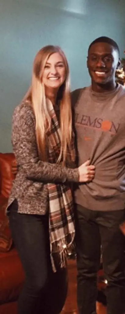 Sus padres la amenazan por tener novio de color