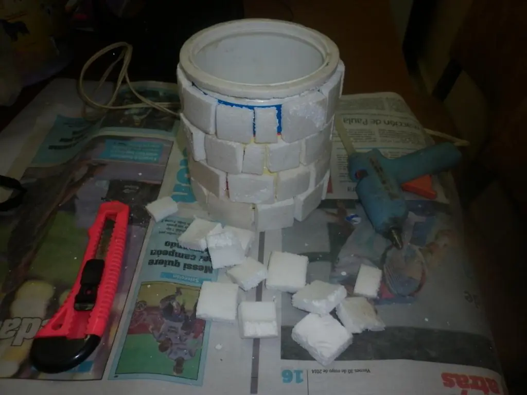 Reciclar tarro de pintura y usarlo de maceta