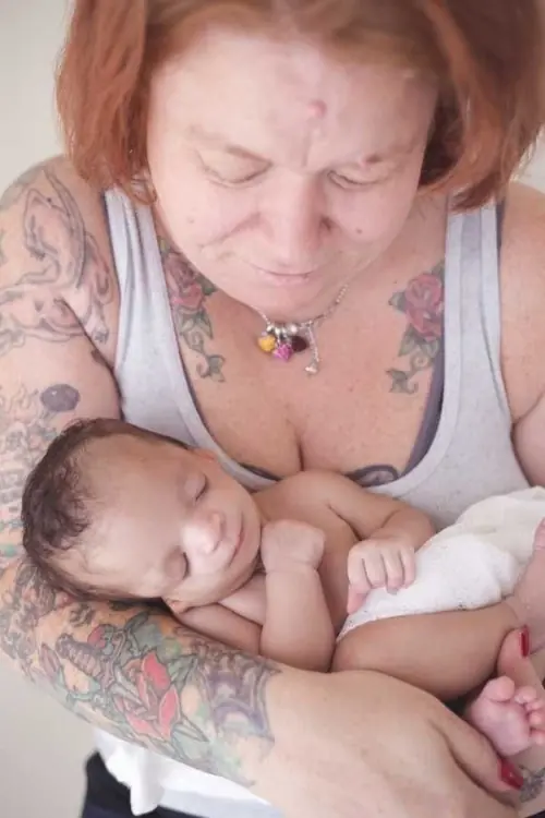 La pareja que iba a adoptarla huyó del hospital al verla La pareja que iba a adoptarla huyó del hospital al verla