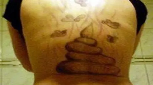 Su novio le tatuó una pila de excremento
