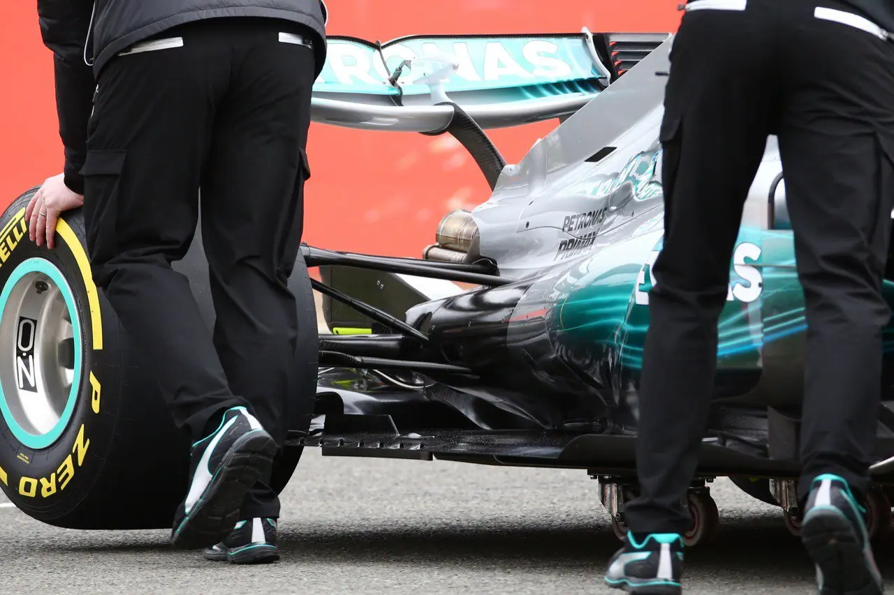 Mercedes presenta el W08 sin 'aleta de tiburón'