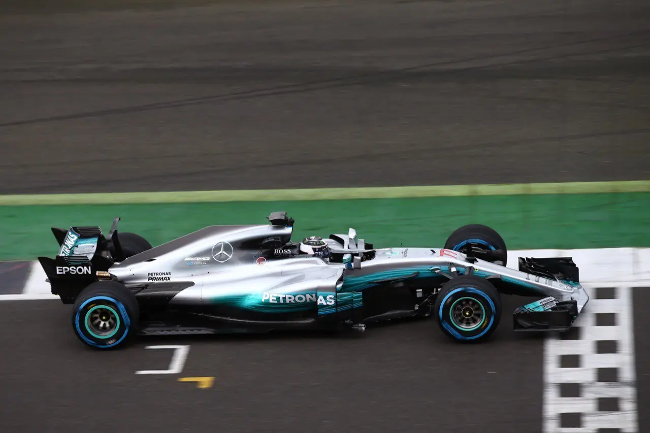 Mercedes presenta el W08 sin 'aleta de tiburón'