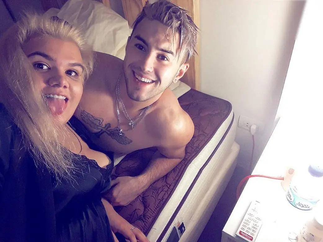 Morena Rial posó en baby doll desde la cama para su novio
