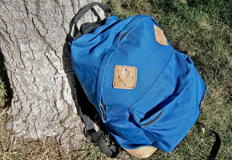Para qué sirve realmente el parche exterior de las mochilas