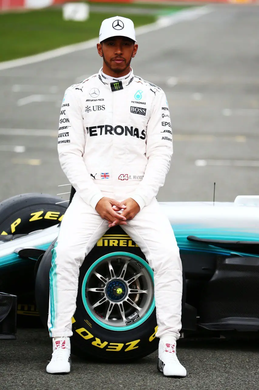 Mercedes presenta el W08 sin 'aleta de tiburón'