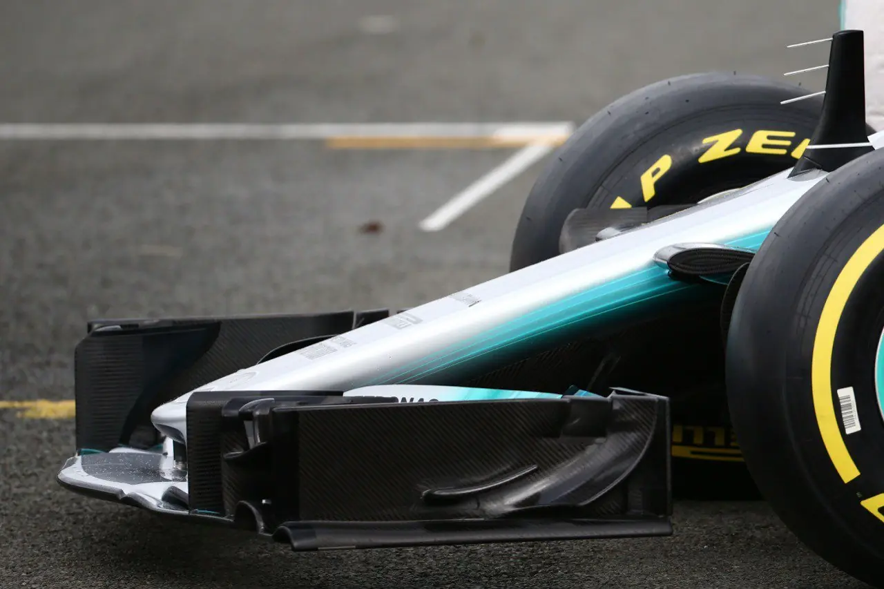 Mercedes presenta el W08 sin 'aleta de tiburón'