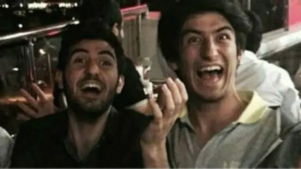La triste historia que esconde foto de 2 amigos en Turquía