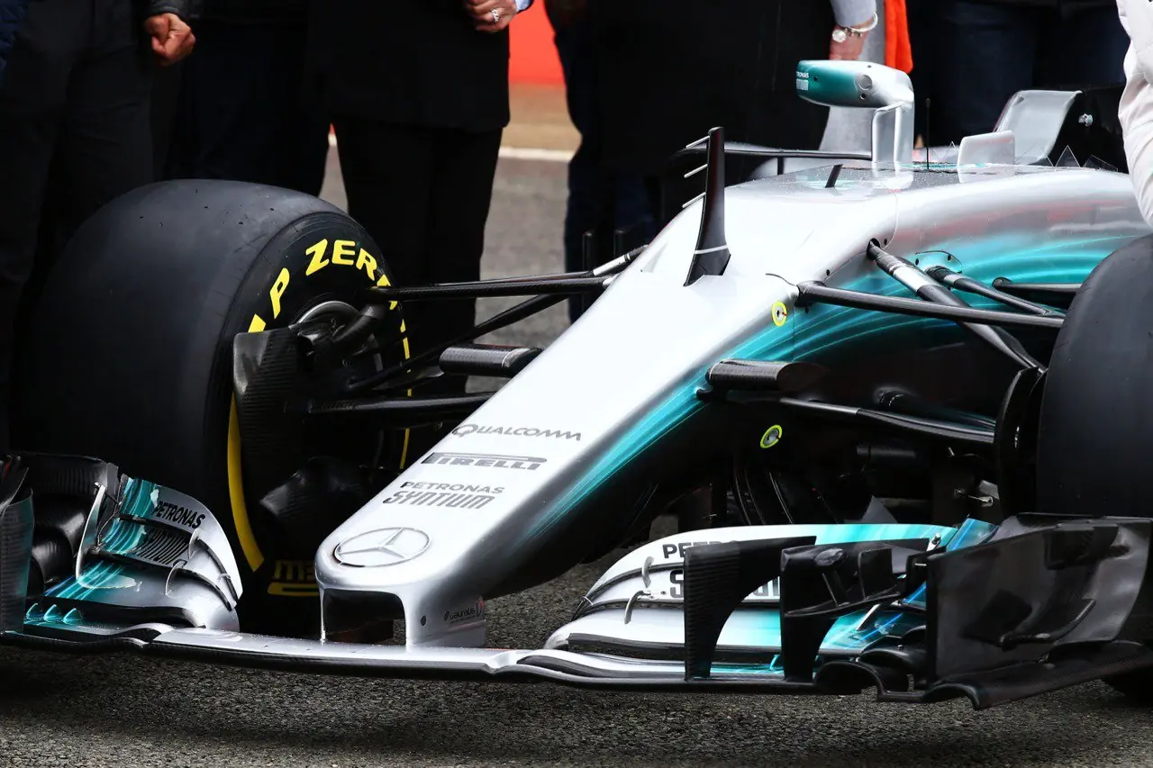 Mercedes presenta el W08 sin 'aleta de tiburón'