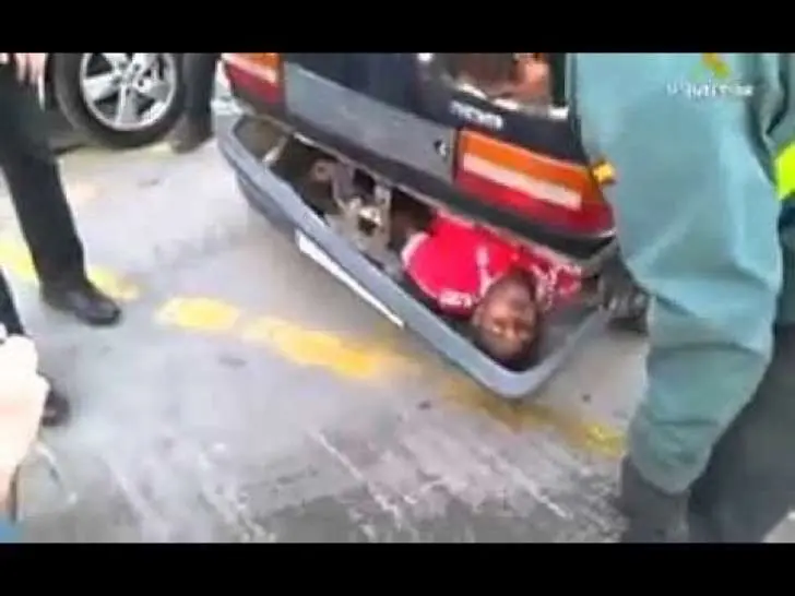 Personas intentaron cruzar la frontera de una forma original