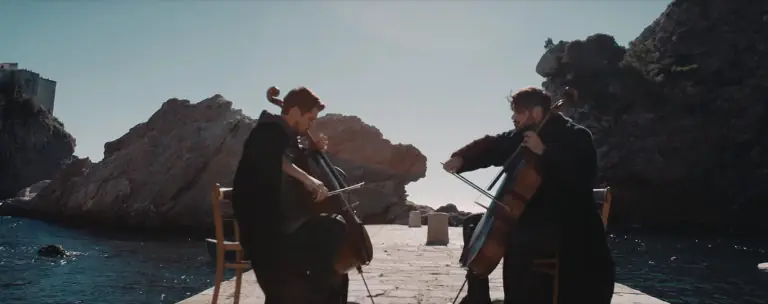 2Cellos tocando la canción de “Juego de tronos”.