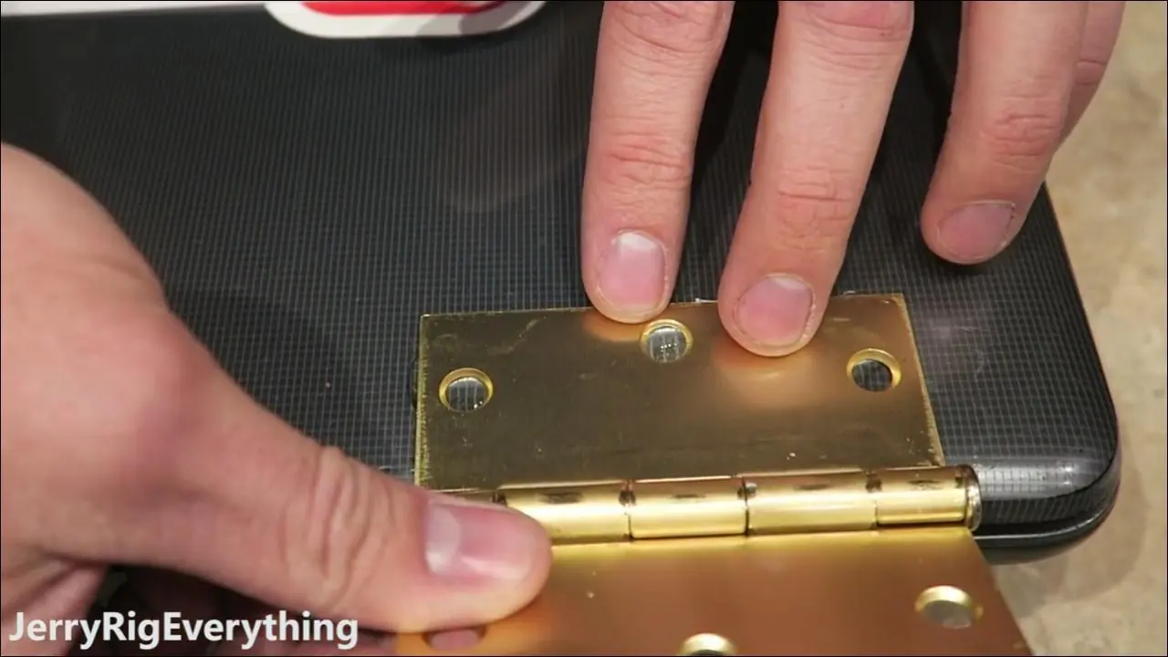 Youtuber construye sistema de 3 pantallas en laptop