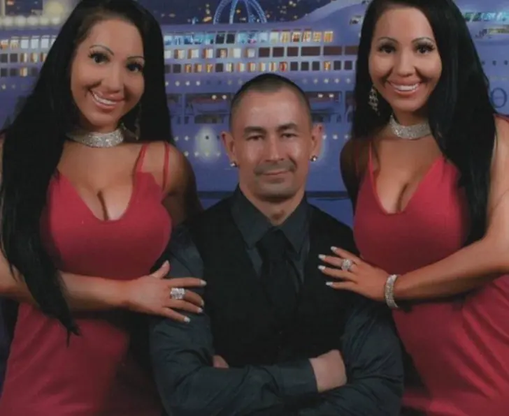 Son gemelas y duermen en la misma cama con este hombre