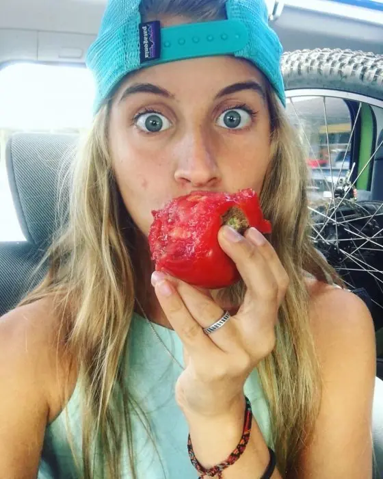 Saldrías con ella? Es vegana, no se depila y no usa perfume Saldrías con ella? Es vegana, no se depila y no usa perfume