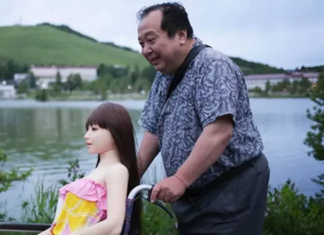 Largó a su familia y encontró el amor en muñeca de silicona