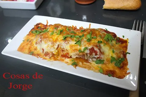 Pollo con salsa de tomate gratinado