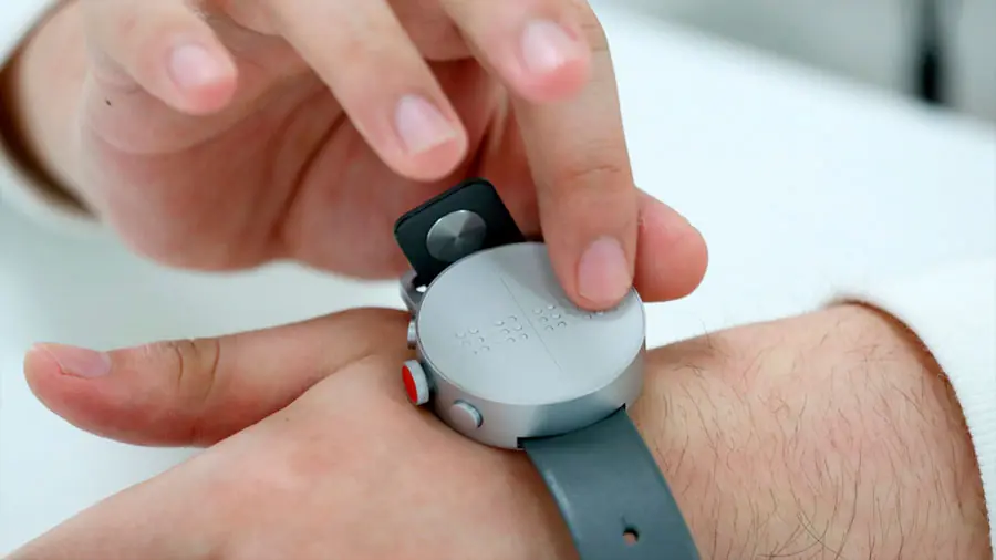 Crean el primer smartwatch braille para personas no videntes