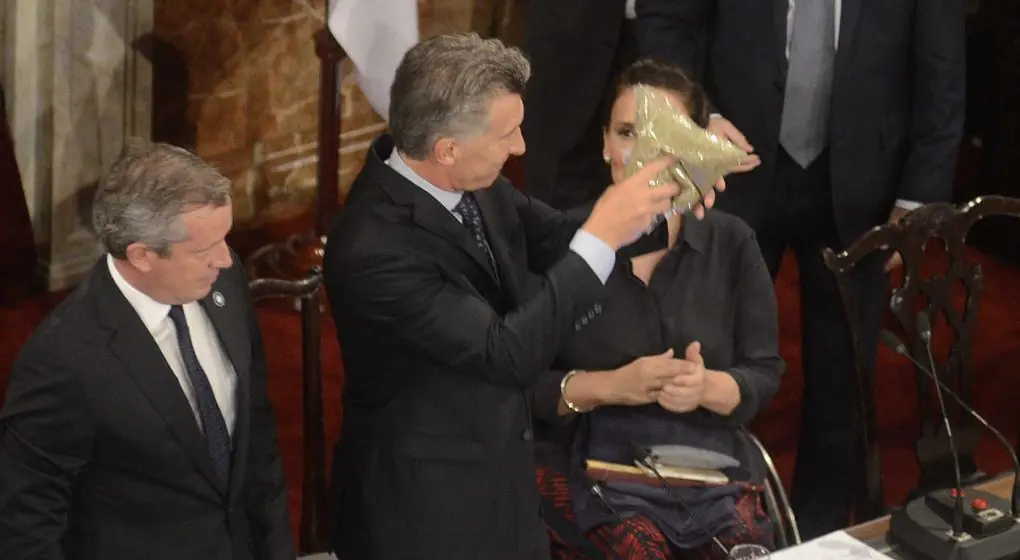 ¿Por qué le arrojaron a Macri una bolsa con yerba mate?