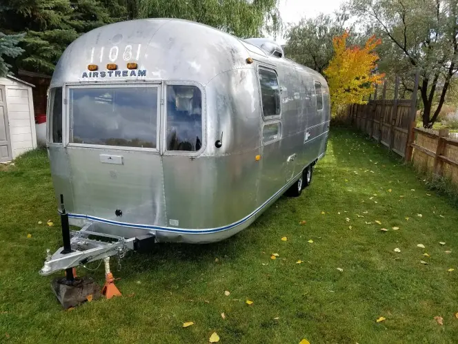 Encontró una vieja caravana y esto fue lo que hizo con ella
