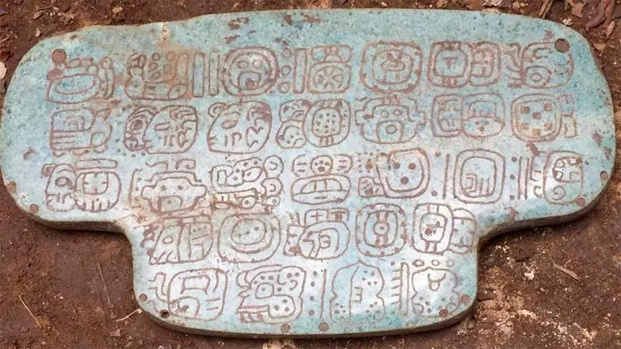 Este colgante de jade puede cambiar la visión de los Mayas