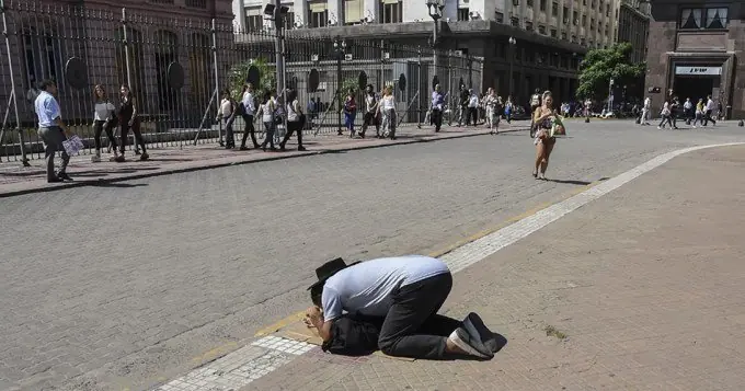 Hombre se postró a rezar frente a la Casa de Gobierno