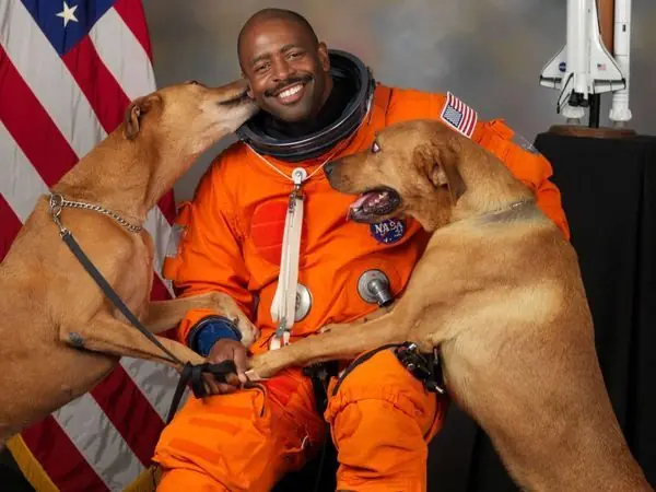 Astronauta se saco la foto oficial de NASA con sus perros.