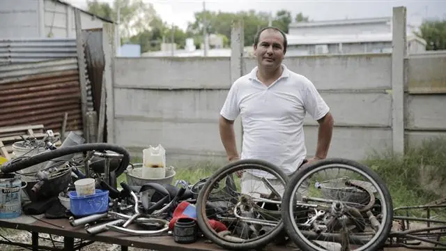 Le da trabajo a los que golpearon a su hija