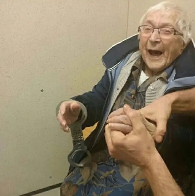 Tiene 99 años, quería ser detenida antes de morir y lo logró