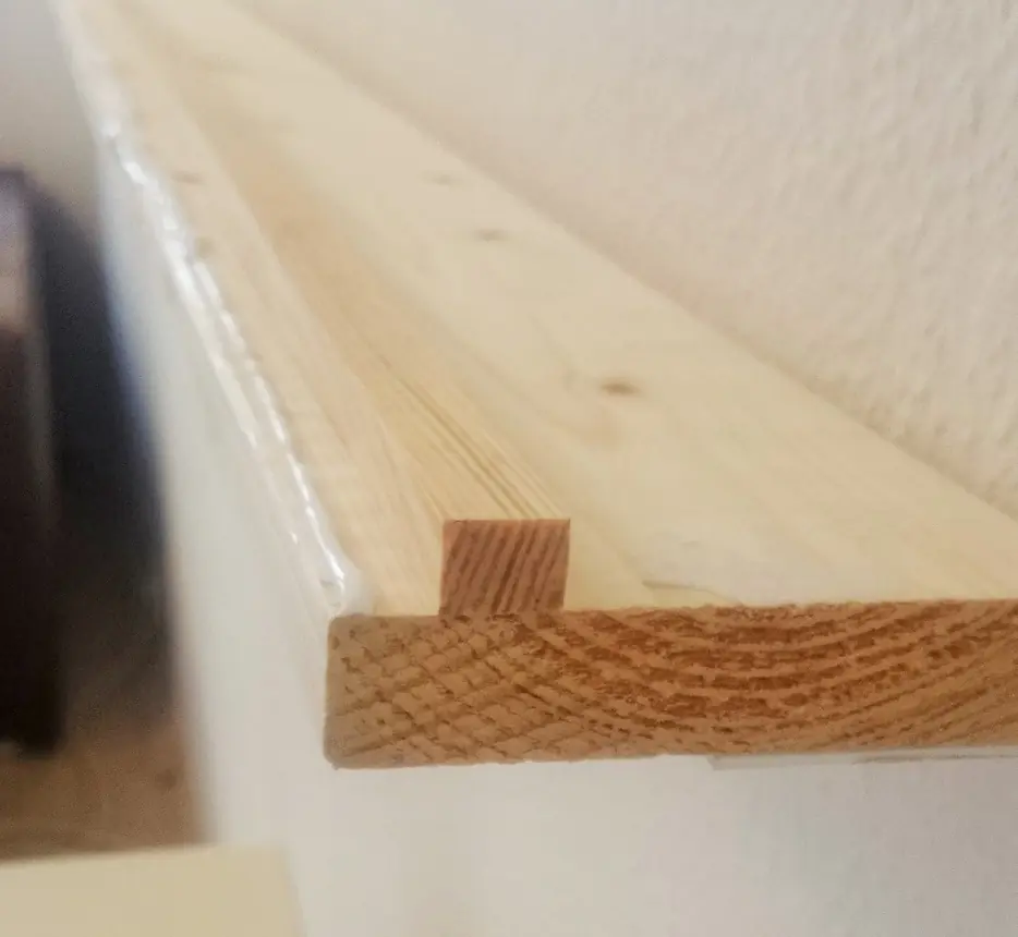 Sencilla estantería-mostrador para decorar pared