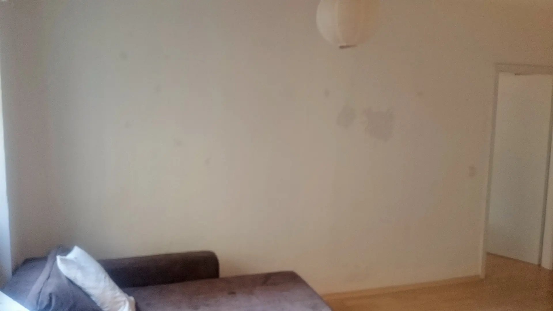 Sencilla estantería-mostrador para decorar pared
