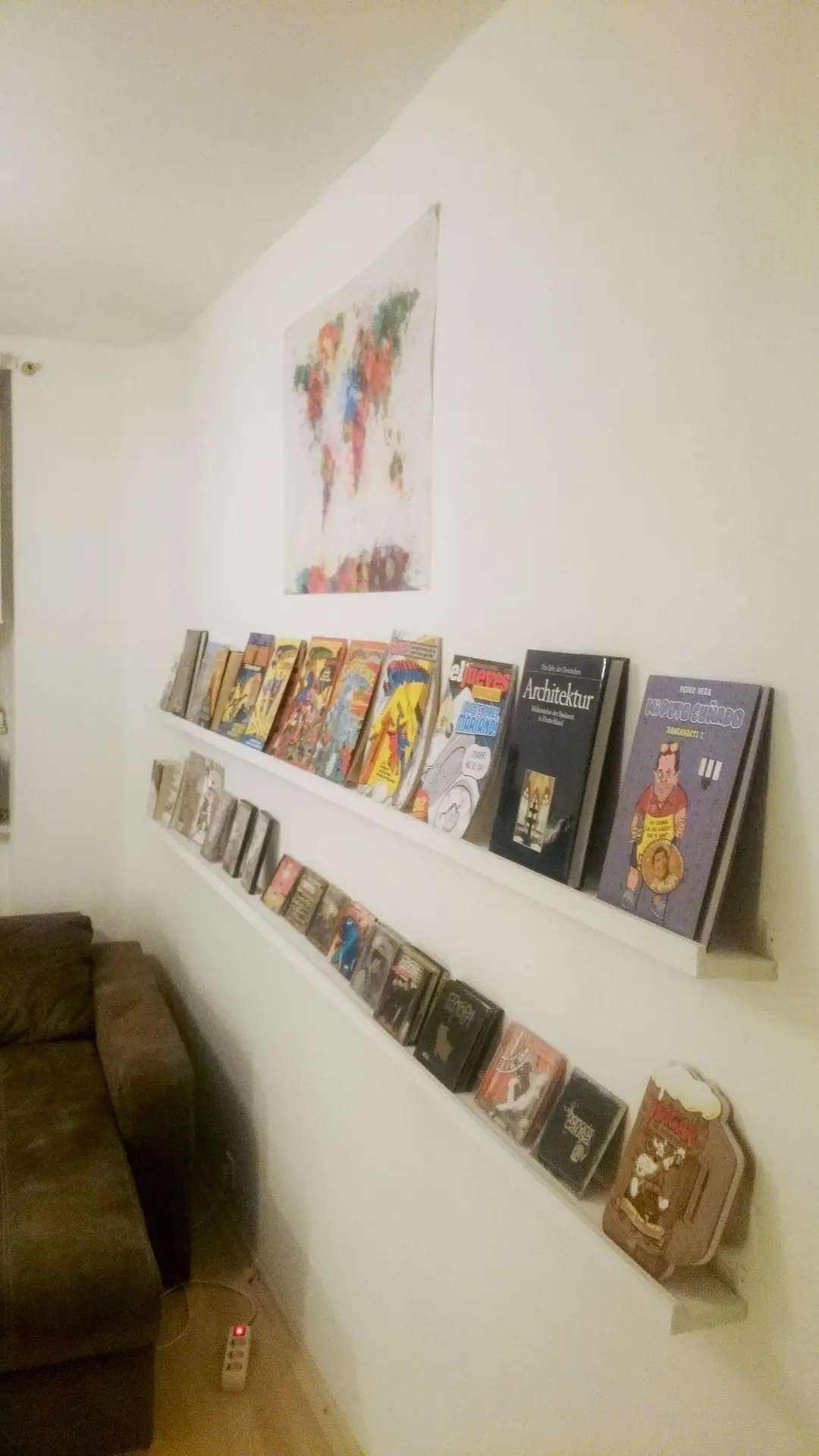 Sencilla estantería-mostrador para decorar pared