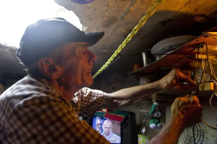 Han vivido en esta alcantarilla por 22 años, es su hogar Han vivido en esta alcantarilla por 22 años, es su hogar