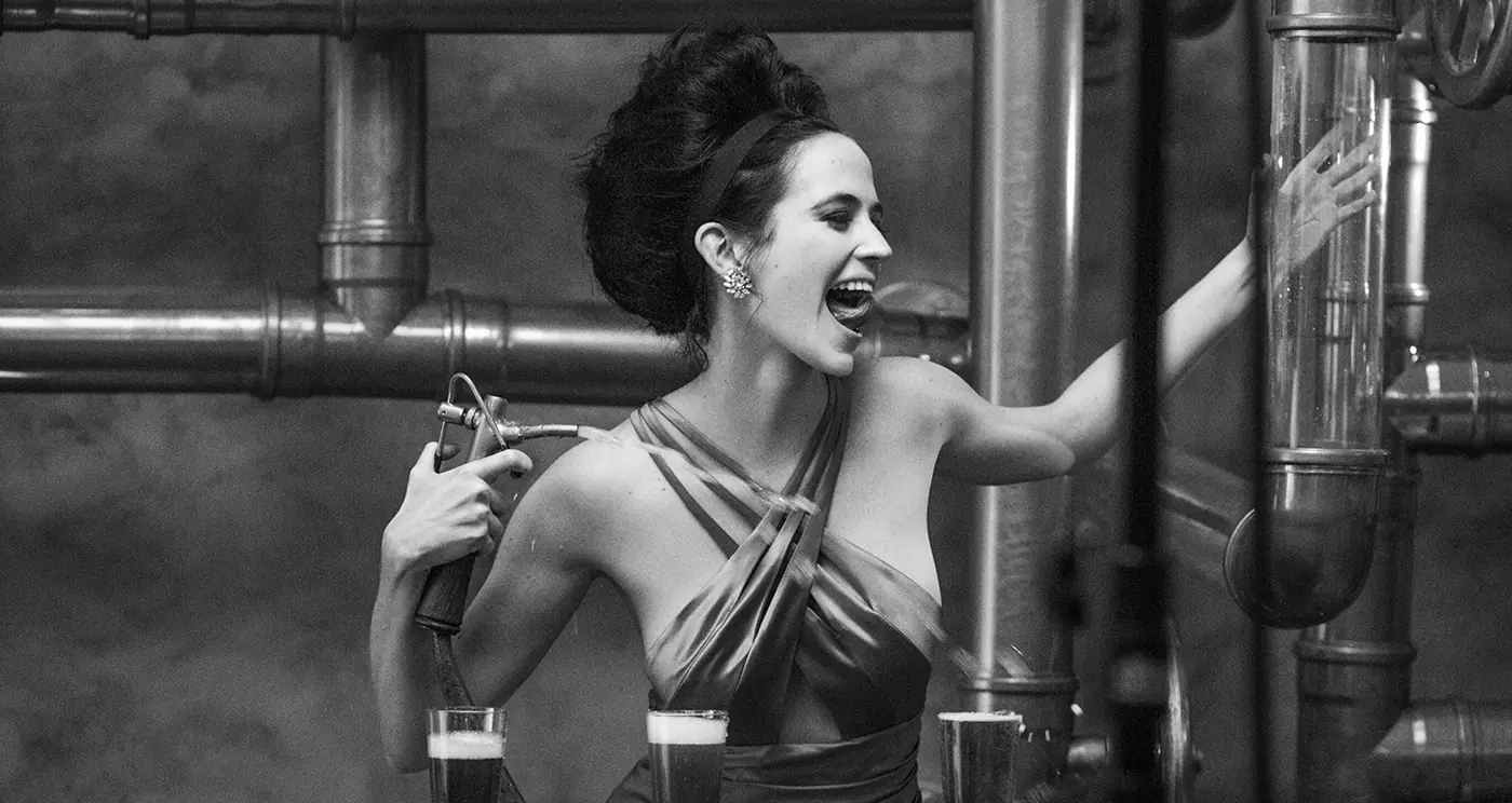 Eva Green se vistió de Rojo para el calendario 2015.