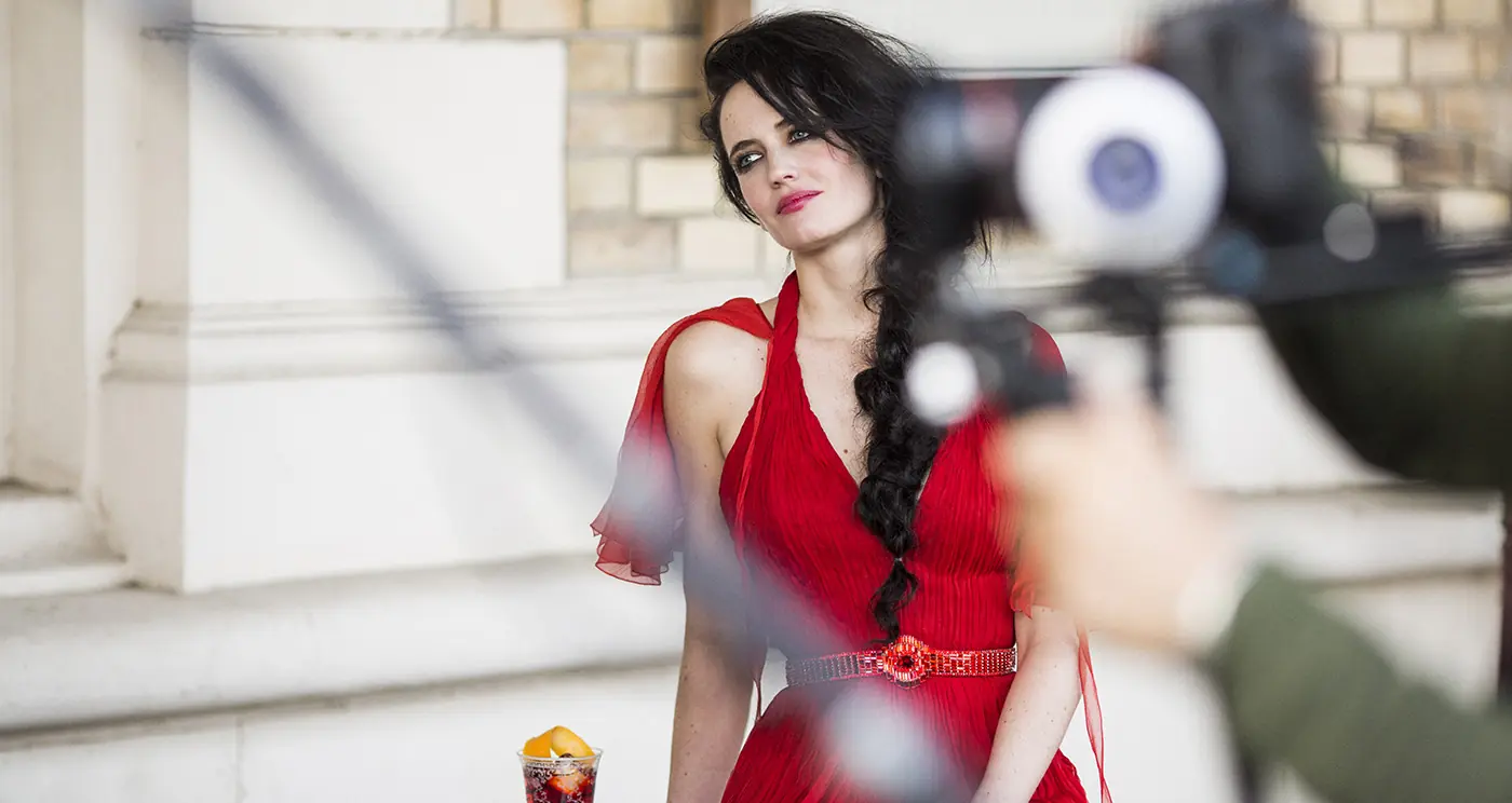 Eva Green se vistió de Rojo para el calendario 2015.