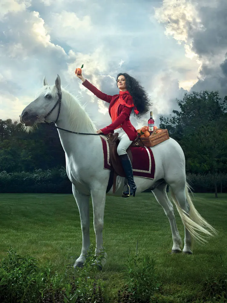 Eva Green se vistió de Rojo para el calendario 2015.