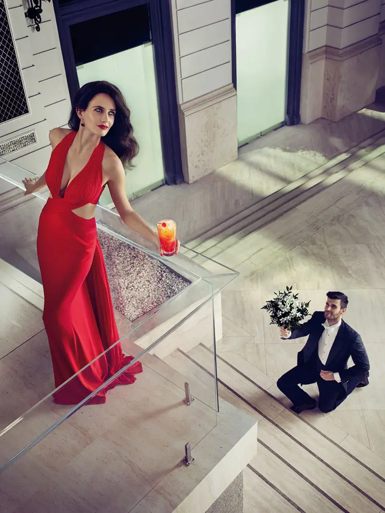 Eva Green se vistió de Rojo para el calendario 2015.