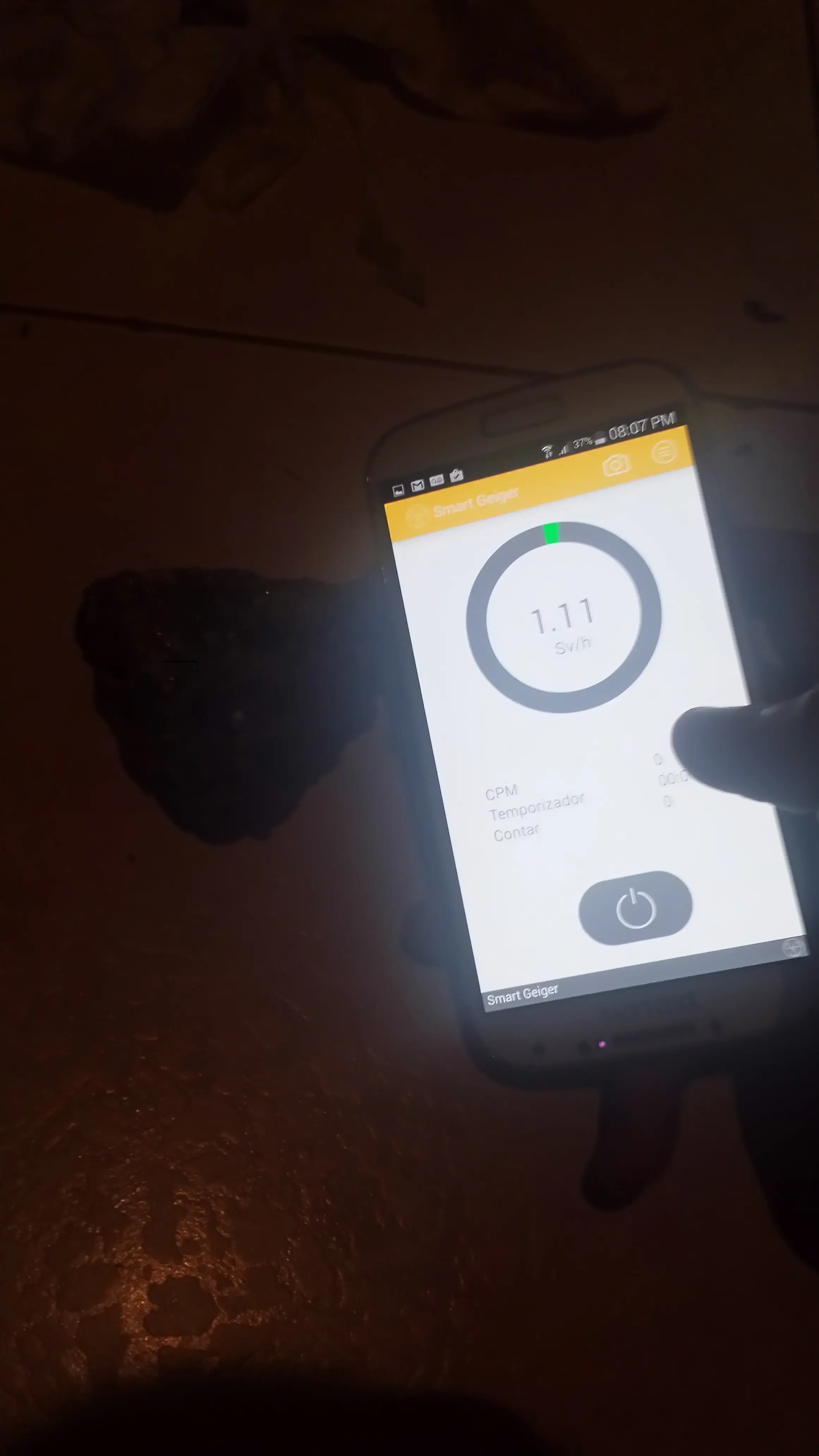 Me encontre una piedra radioactiva y te la muestro