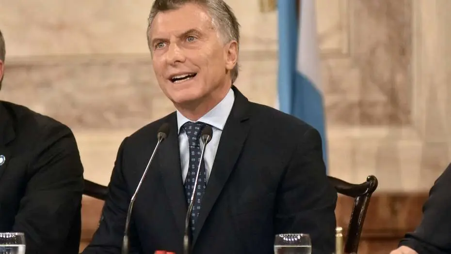 Macri no va en tren, va en avión