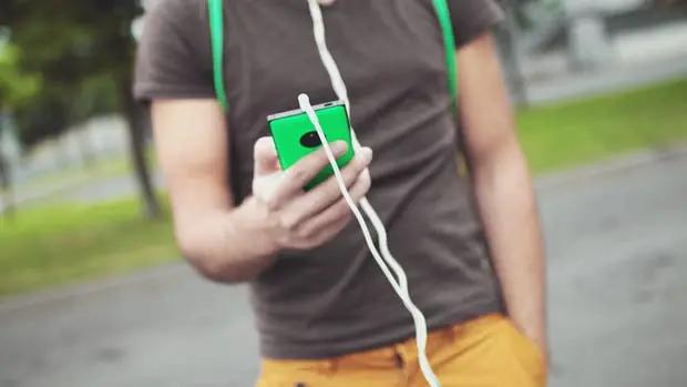 Cómo cargar el teléfono celular con el movimiento del cuerpo