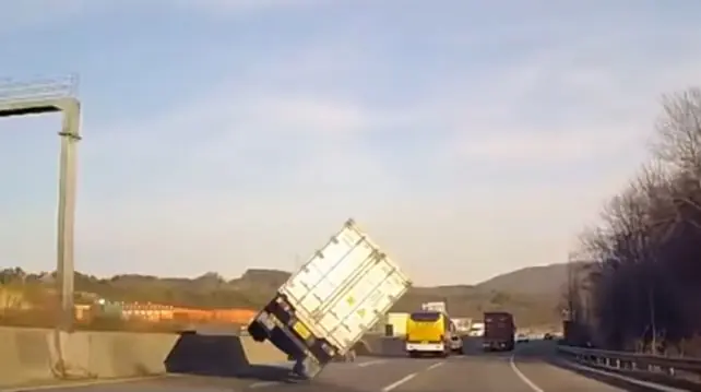 Un camionero "equilibrista" evitó una tragedia