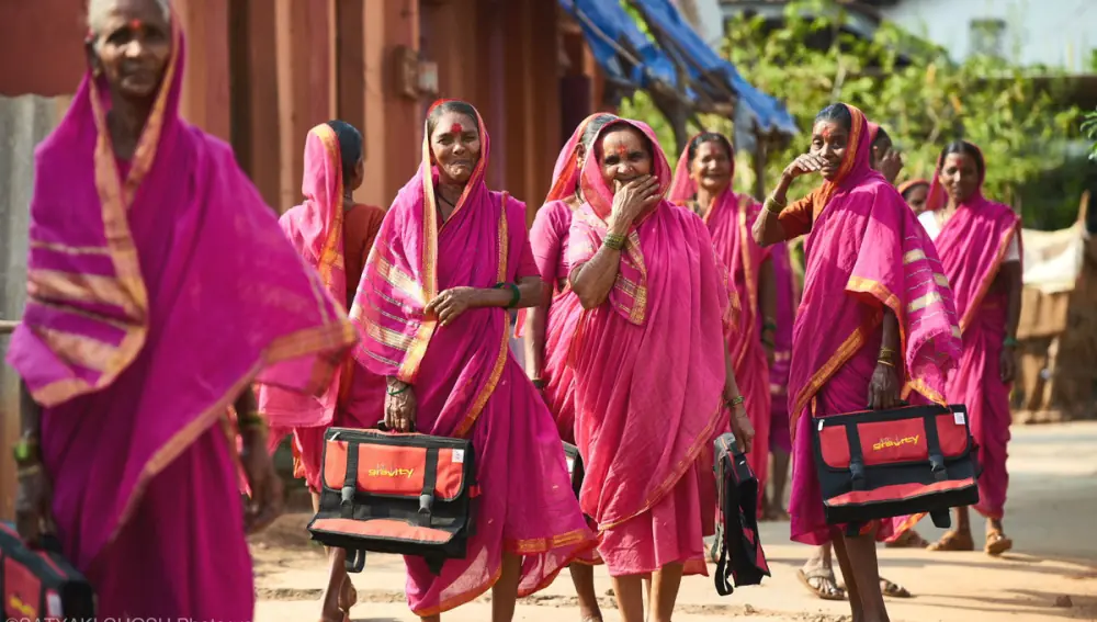 Unas ancianas de la India van a la escuela por primera vez
