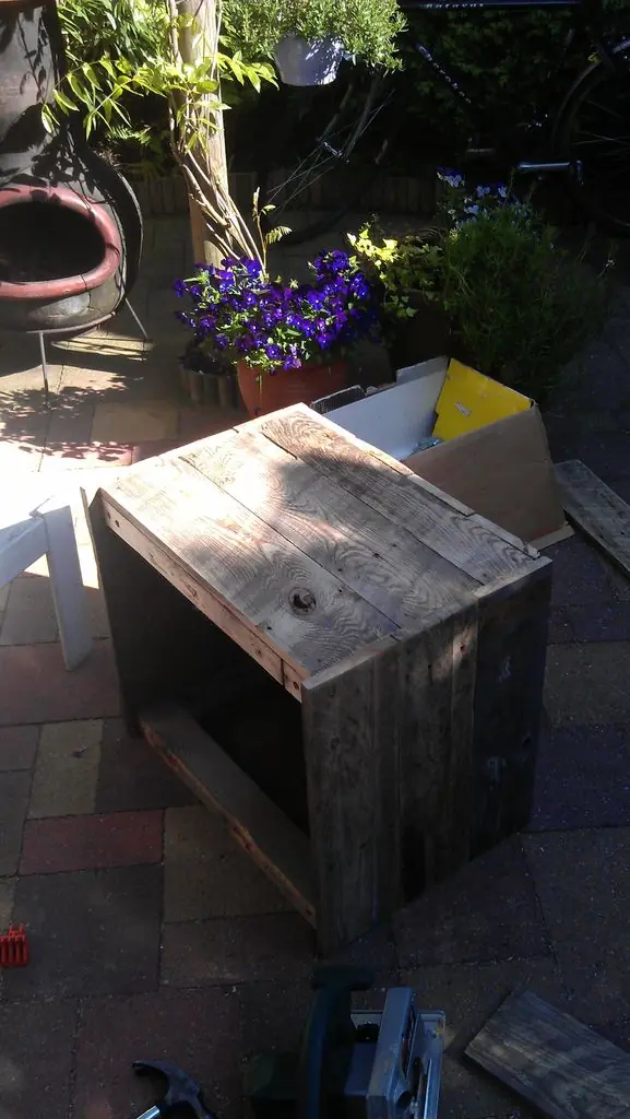 Mesita de luz rústica hecha con pallet reciclado, muy fácil