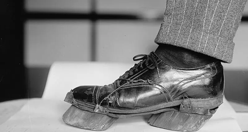 Porque los zapatos de los gánsters tenían tacones