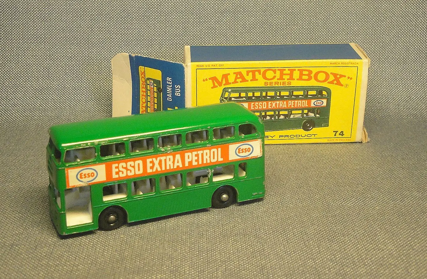 Autobús de dos pisos verde