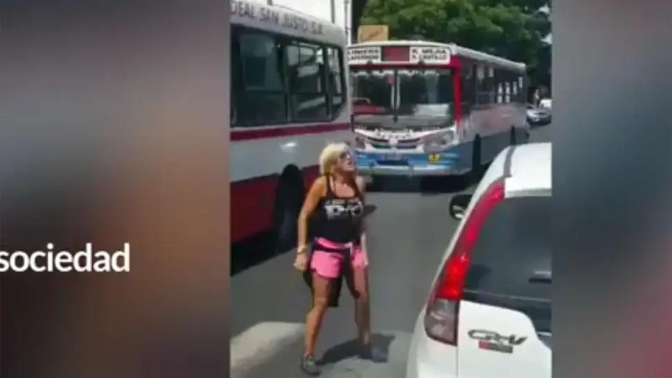 Señora a las piñas contra conductor loco.
