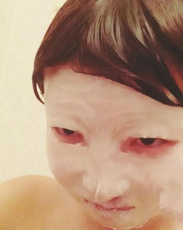 Mira cómo luce esta chica asiática sin maquillaje